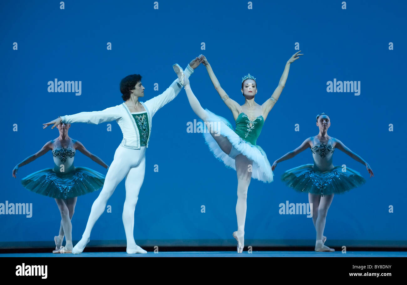 Les membres du Mariinsky Ballet effectuer 'Hommage à Balanchine' à la Royal Opera House Banque D'Images