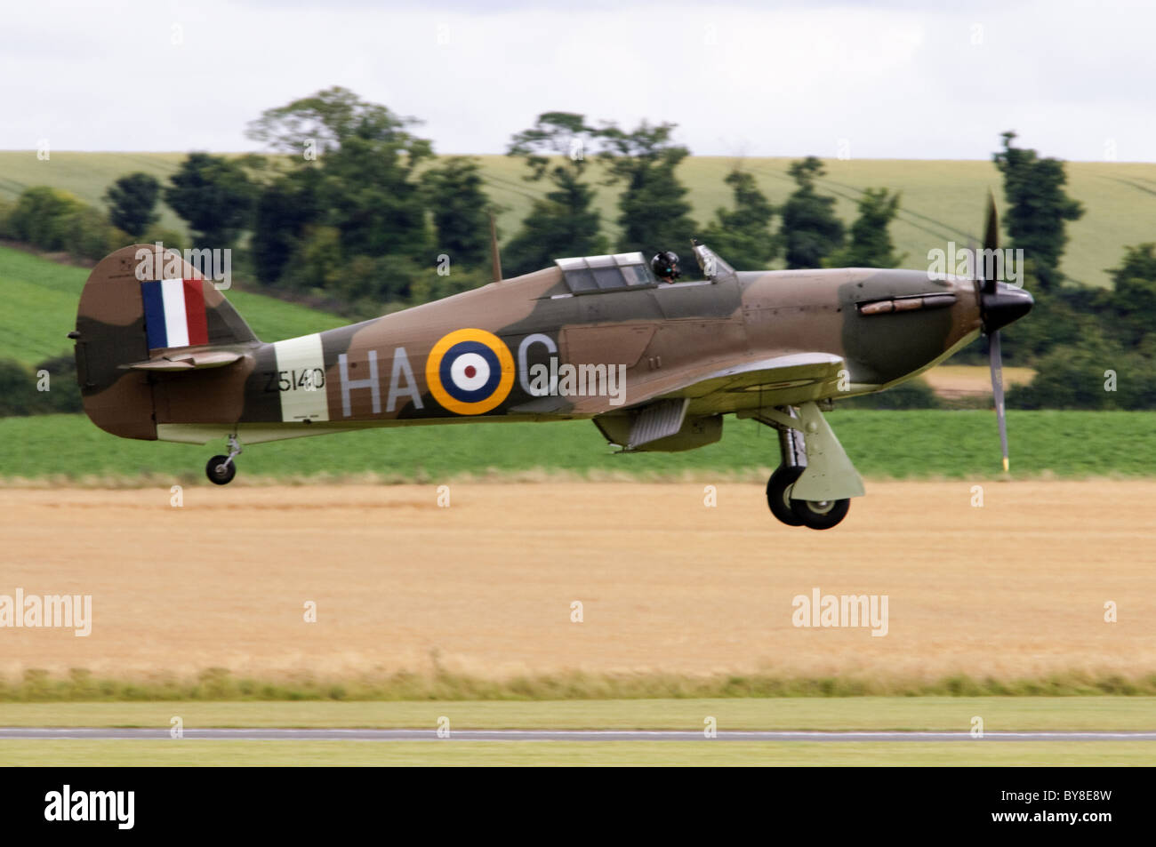 Hawker Hurricane Mk. XIIA en camouflage de la RAF à l'atterrissage à Duxford Flying Legends Airshow Banque D'Images