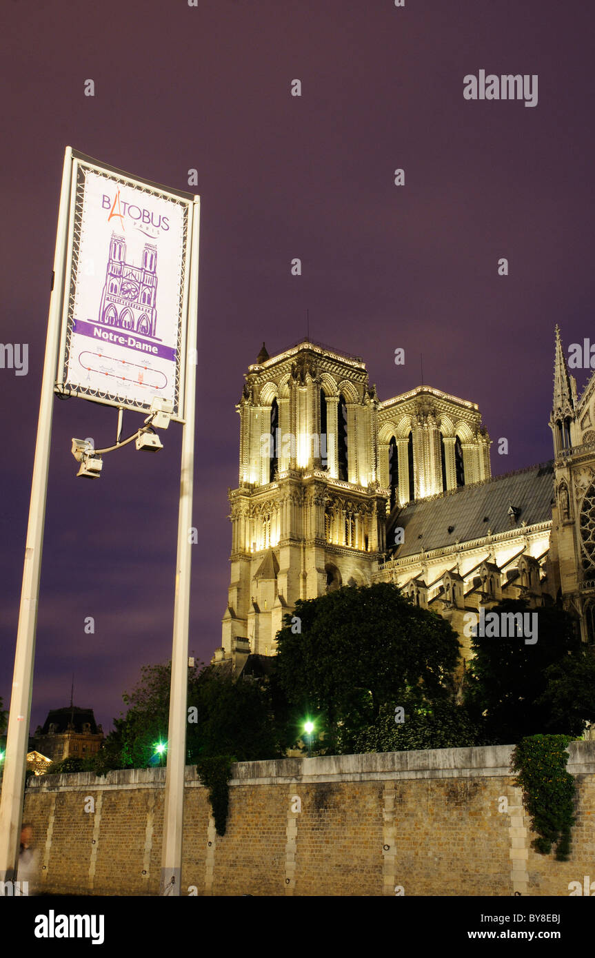 Cathédrale Notre Dame de Paris avec le signe pour le bateau, l'arrêt Batobus Banque D'Images