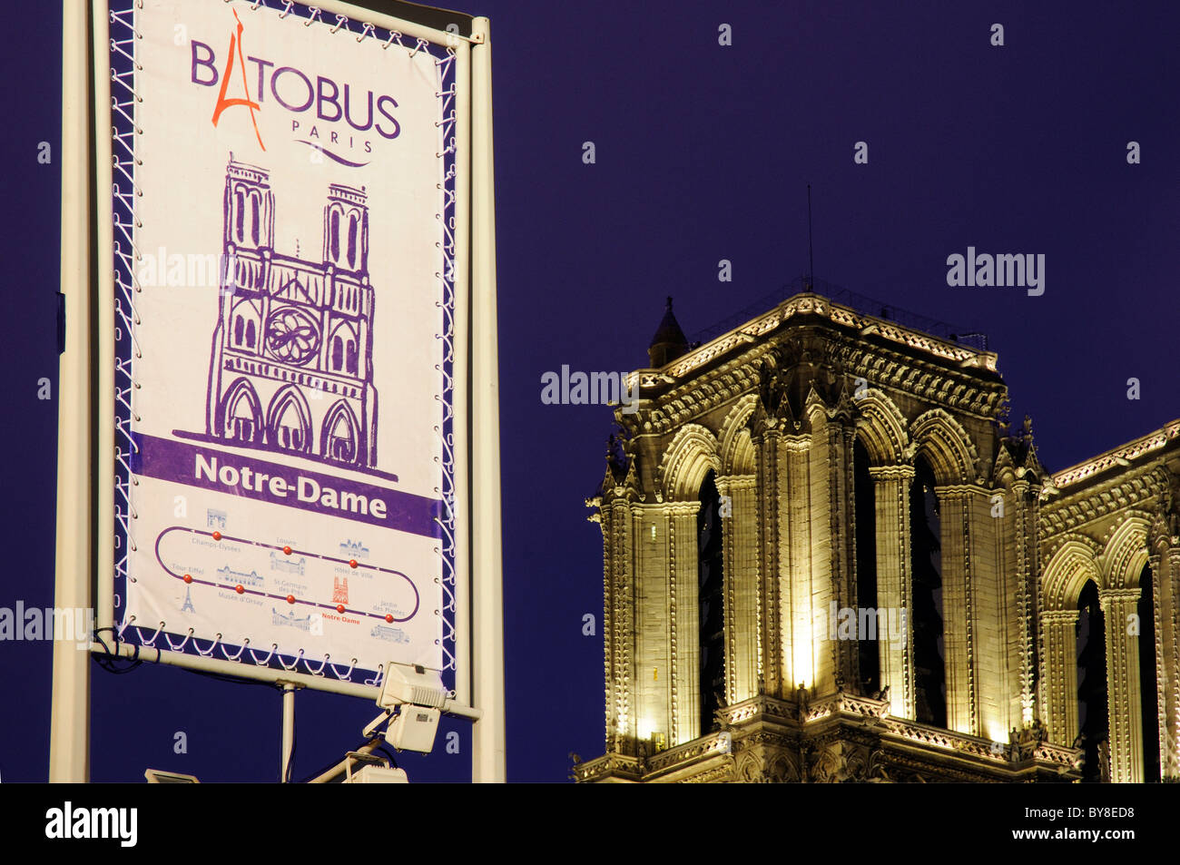 Cathédrale Notre Dame de Paris avec le signe pour le bateau, l'arrêt Batobus Banque D'Images