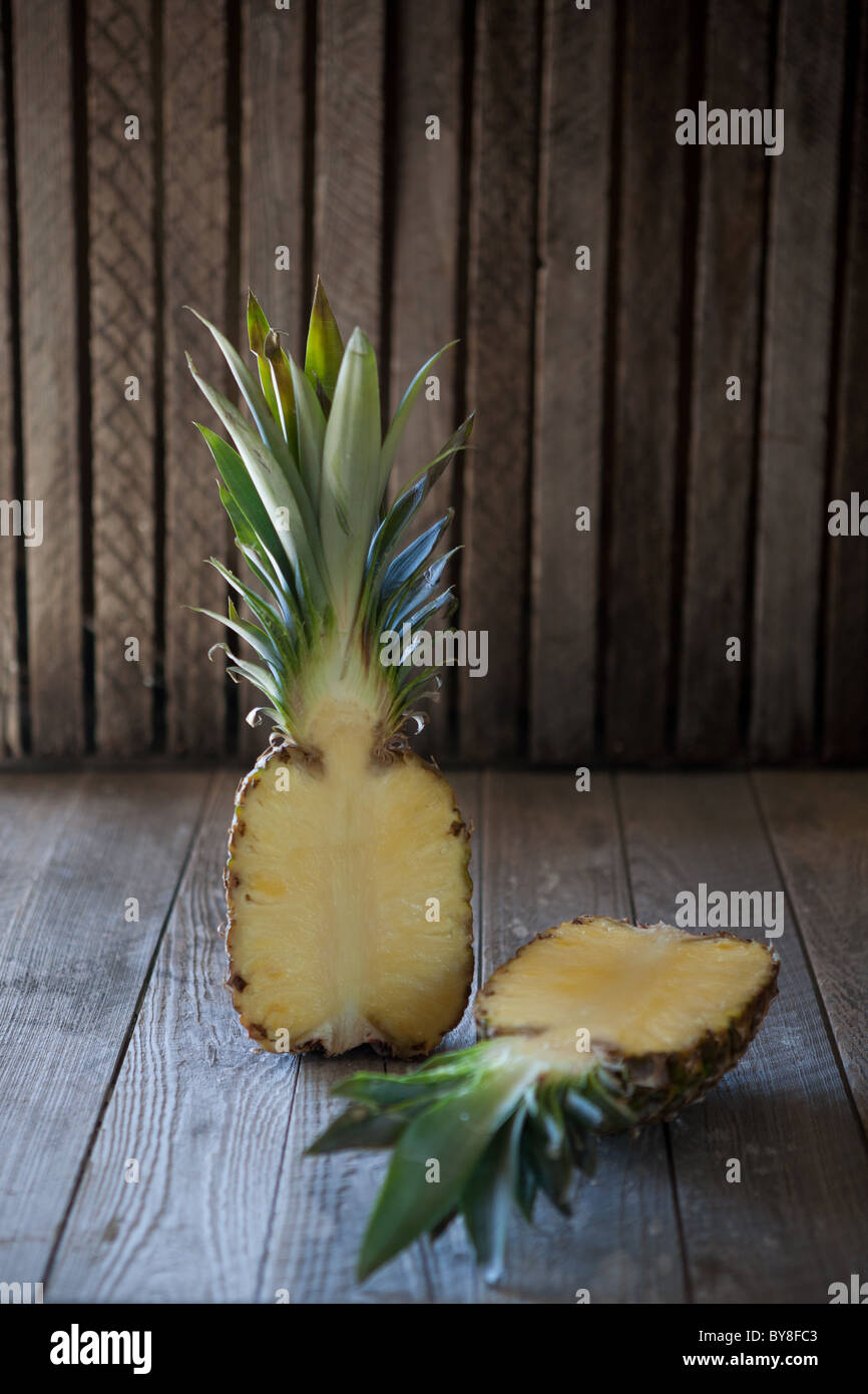 Tranches de l'ananas sur une surface en bois rustique Banque D'Images