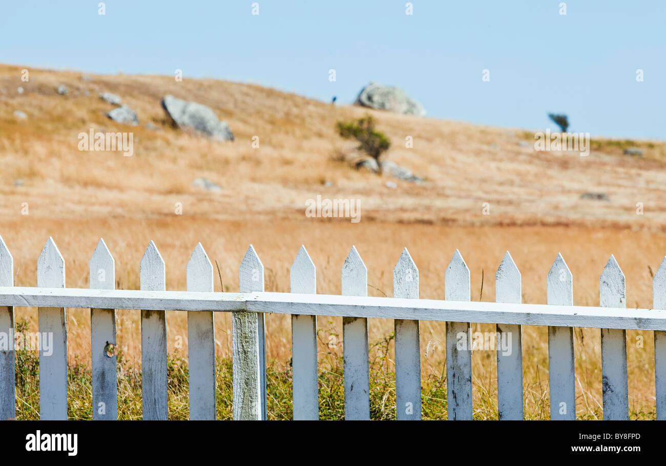 Une clôture blanche et du paysage au-delà à l'American Camp National Historical Park, San Juan Island, Washington, USA. Banque D'Images