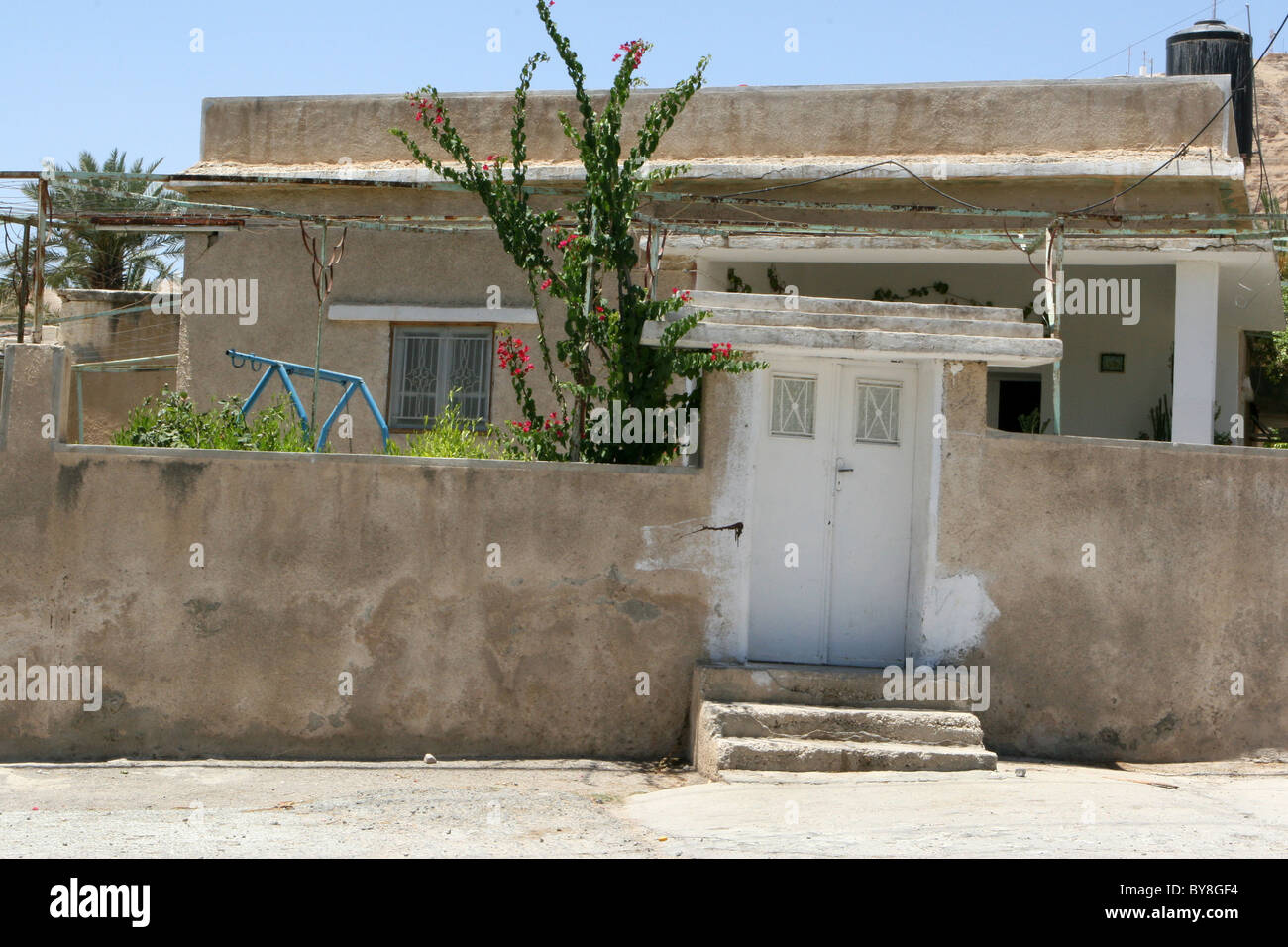 Une maison palestinienne le long d'une rue à l'ancienne Jéricho, Israël. Banque D'Images