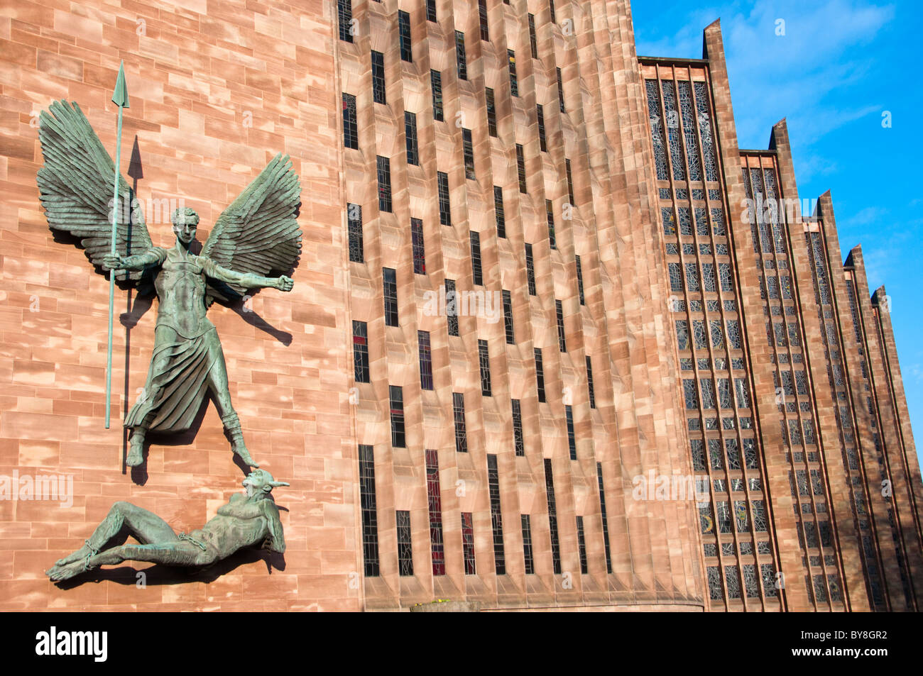 St Michael's victoire sur le Diable, la sculpture par Sir Jacob Epstein au St Michael's ou la cathédrale de Coventry, en Angleterre. Banque D'Images