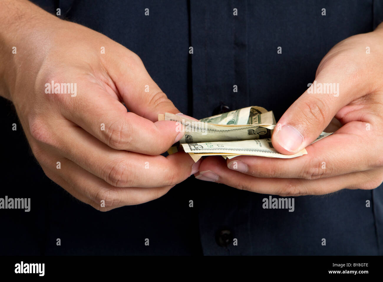 Close up de la main de l'homme comptant l'argent qu'il a fait. Banque D'Images