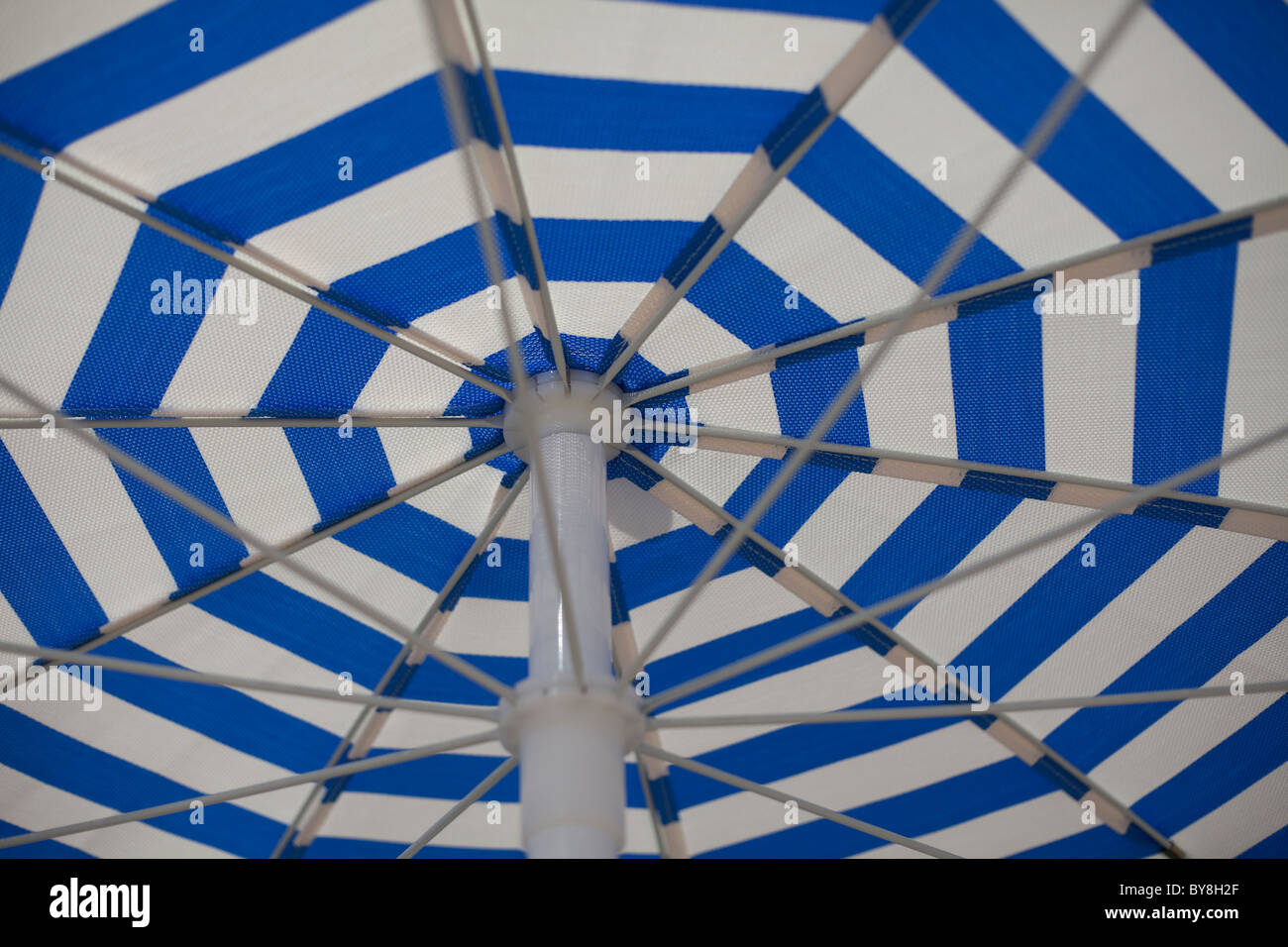 Détail de bleu et blanc à rayures parasol Banque D'Images
