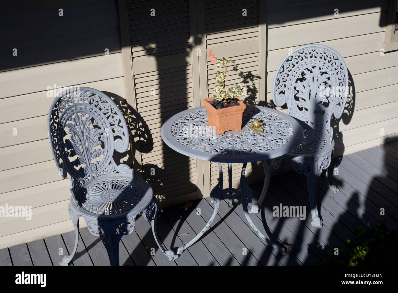 Table et chaises en fer forgé sur Front Porch Banque D'Images