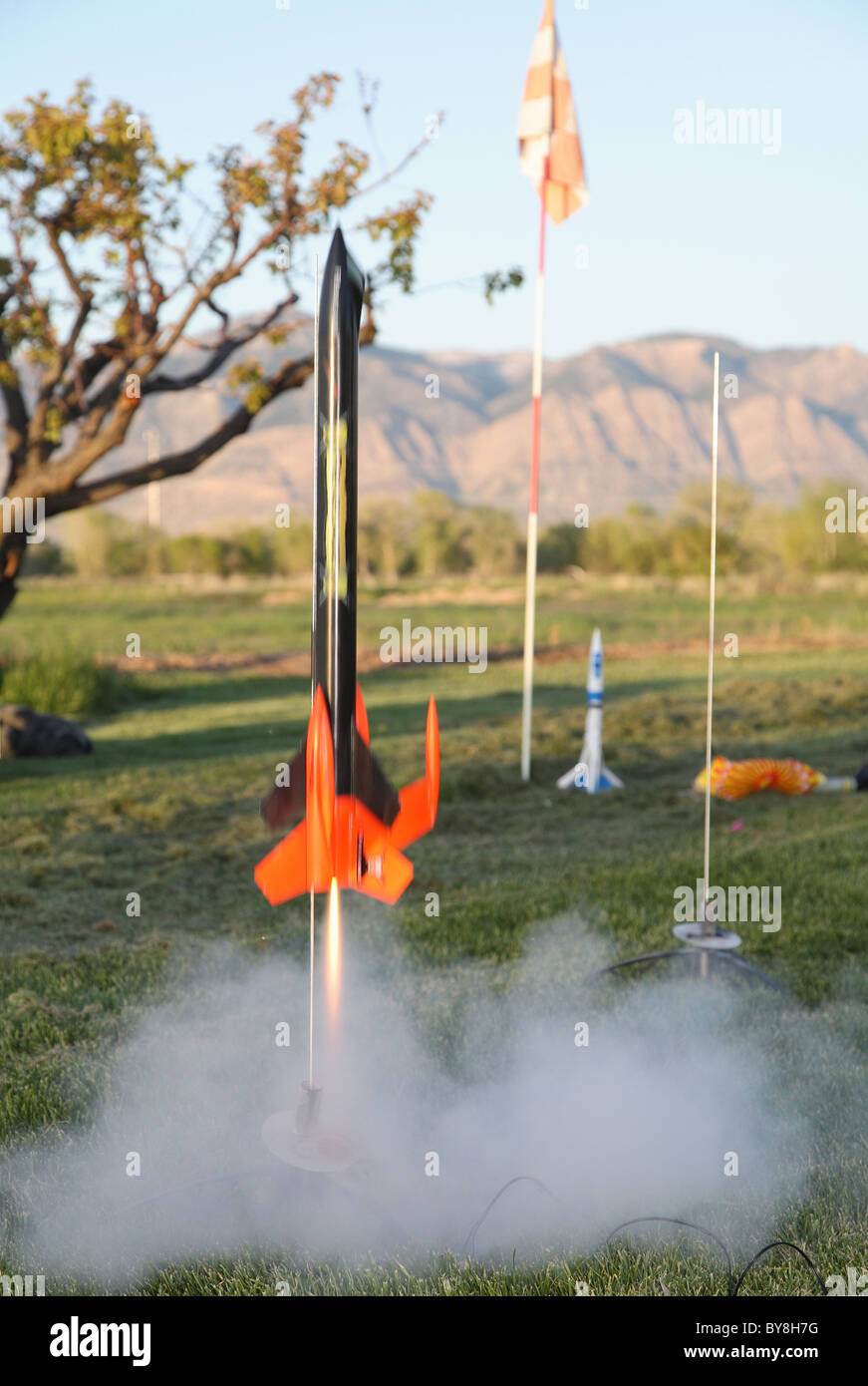 Lancement de fusée modèle coloré off grass Banque D'Images
