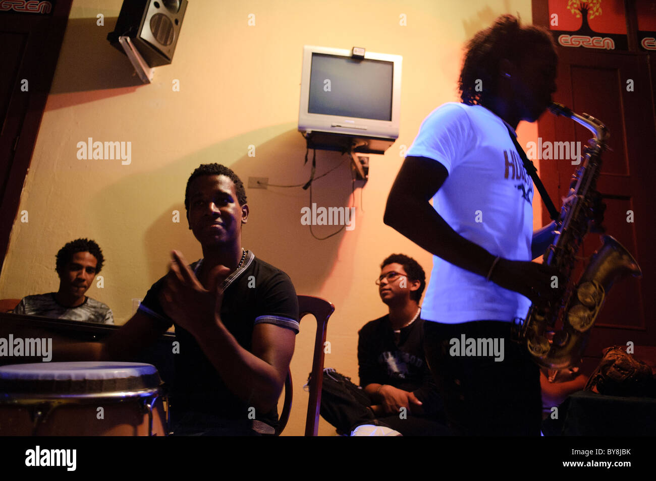 Musiciens cubains au cours d'une jam session jazz privée dans un bar avec le saxophone et la batterie. Banque D'Images