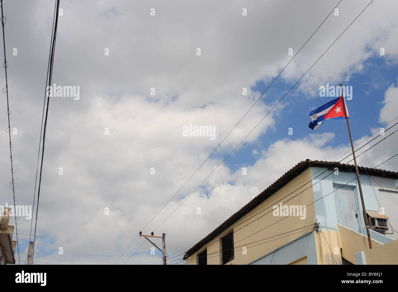 Drapeau cubain sur une maison dans la région de Holguin Cuba Banque D'Images