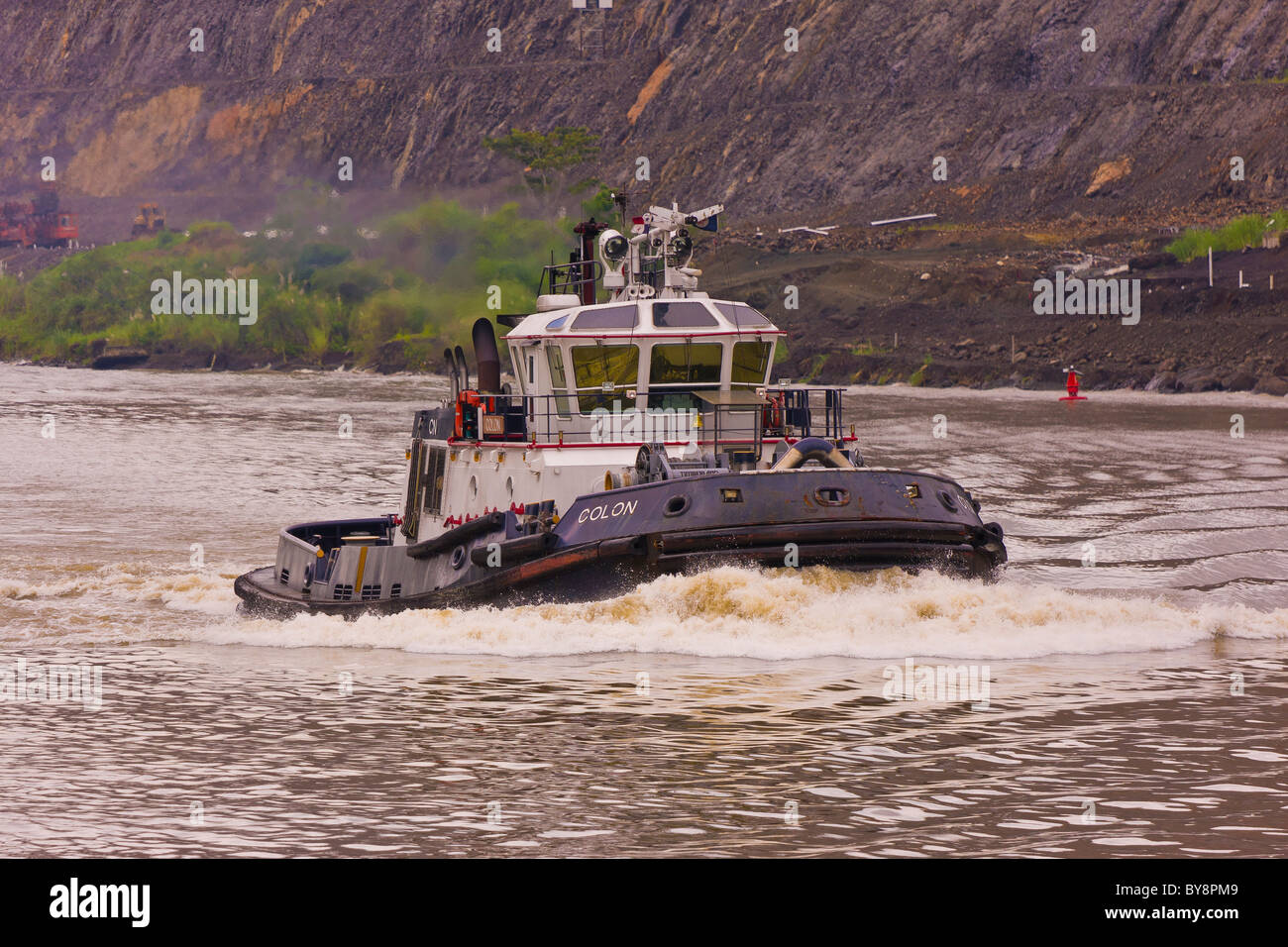PANAMA - Remorqueur sur le Canal de Panama. Banque D'Images