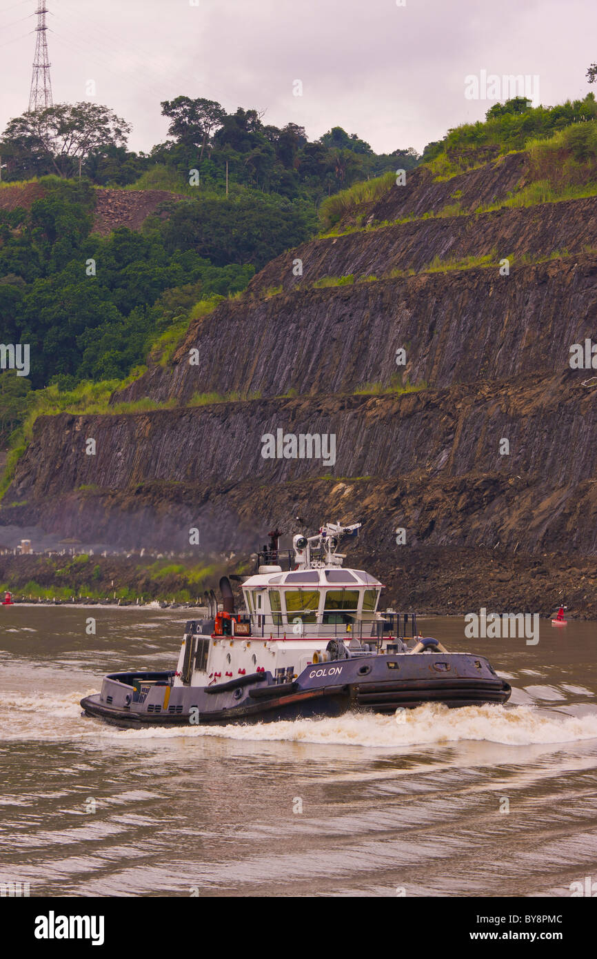 PANAMA - Remorqueur sur le Canal de Panama. Banque D'Images