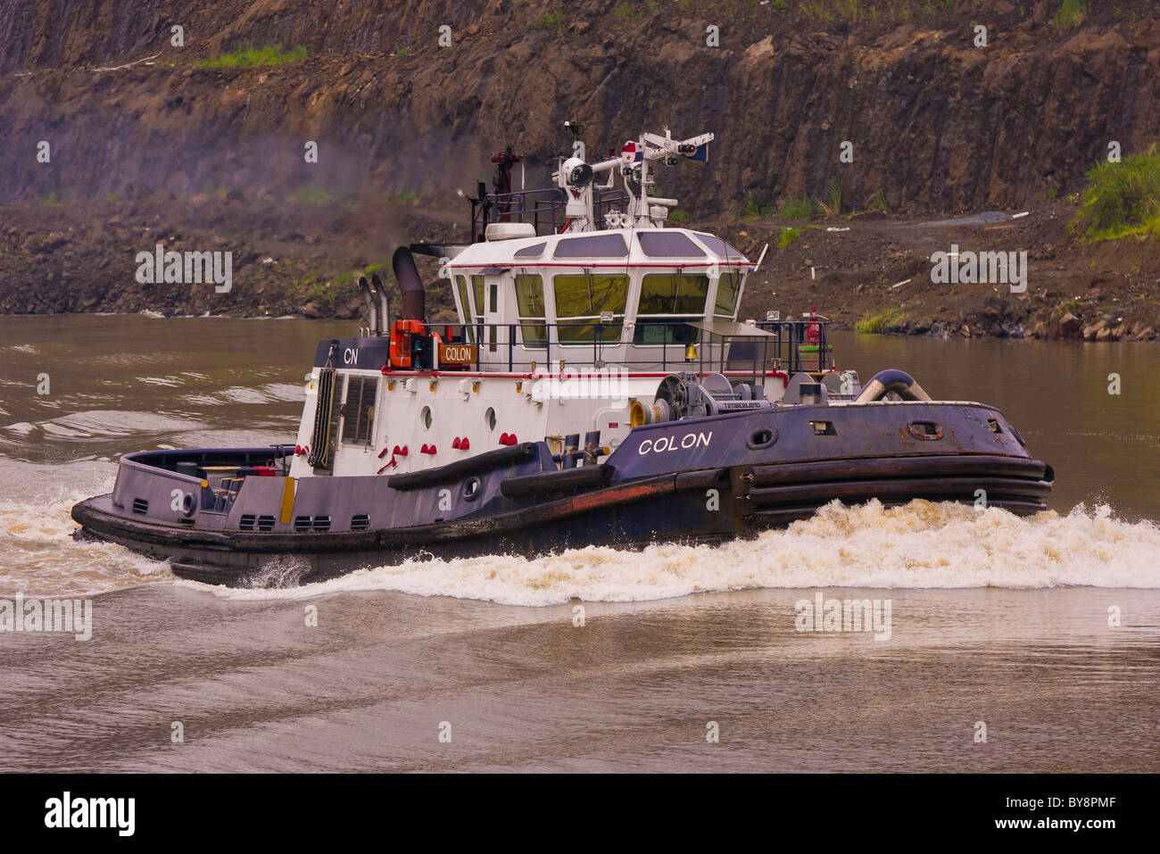 PANAMA - Remorqueur sur le Canal de Panama. Banque D'Images