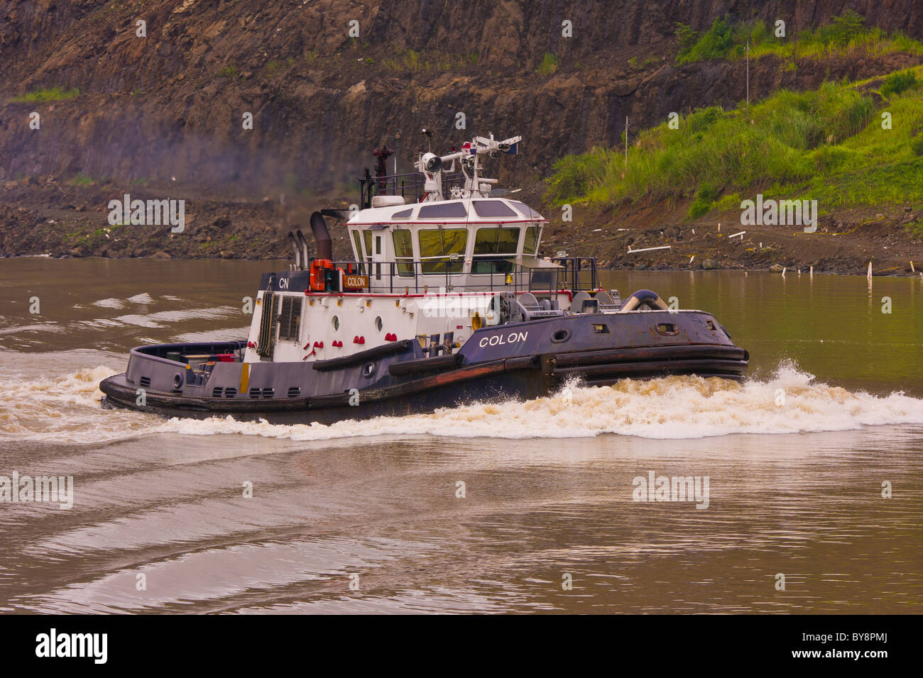 PANAMA - Remorqueur sur le Canal de Panama. Banque D'Images