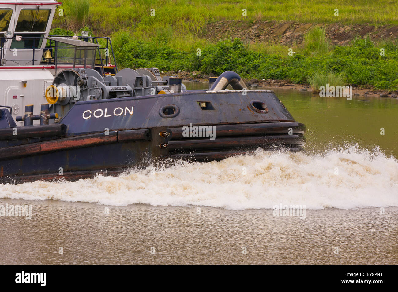 PANAMA - Remorqueur sur le Canal de Panama. Banque D'Images
