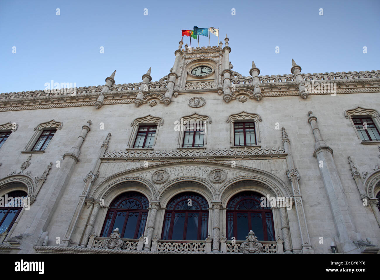 Façade de la Gare du Rossio (Estacao Central), conçu par Jose Luis Monteiro (1886-87), la Baixa, Lisbonne, Portugal Banque D'Images