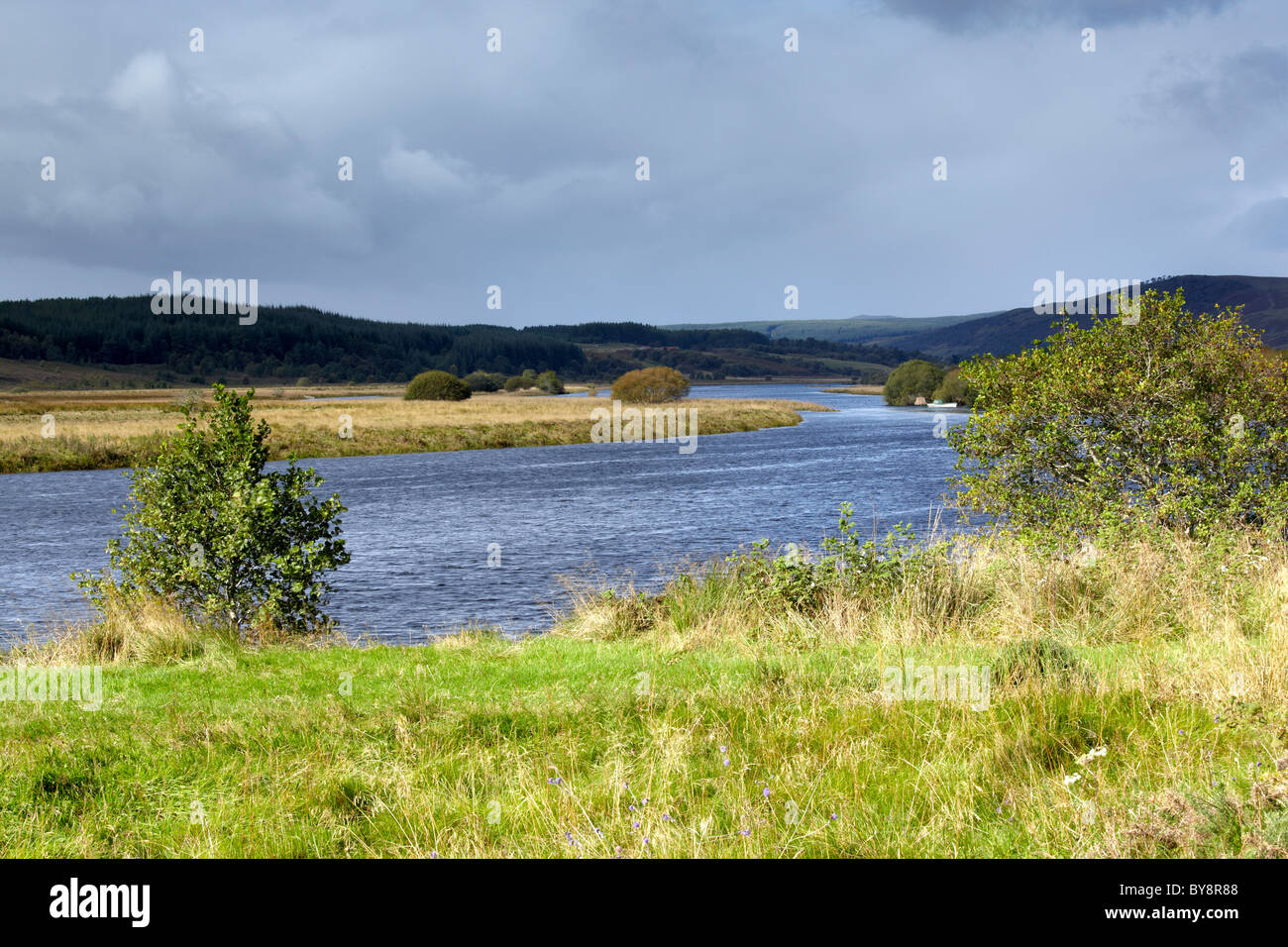 Afficher le long de la rivière près de Shin Rosehall, Sutherland Banque D'Images