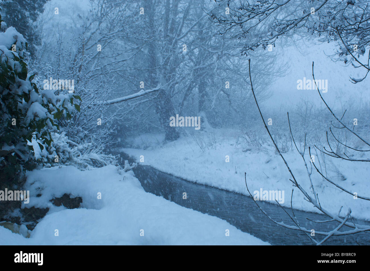 Un blizzard et petite rivière à Dorset Banque D'Images