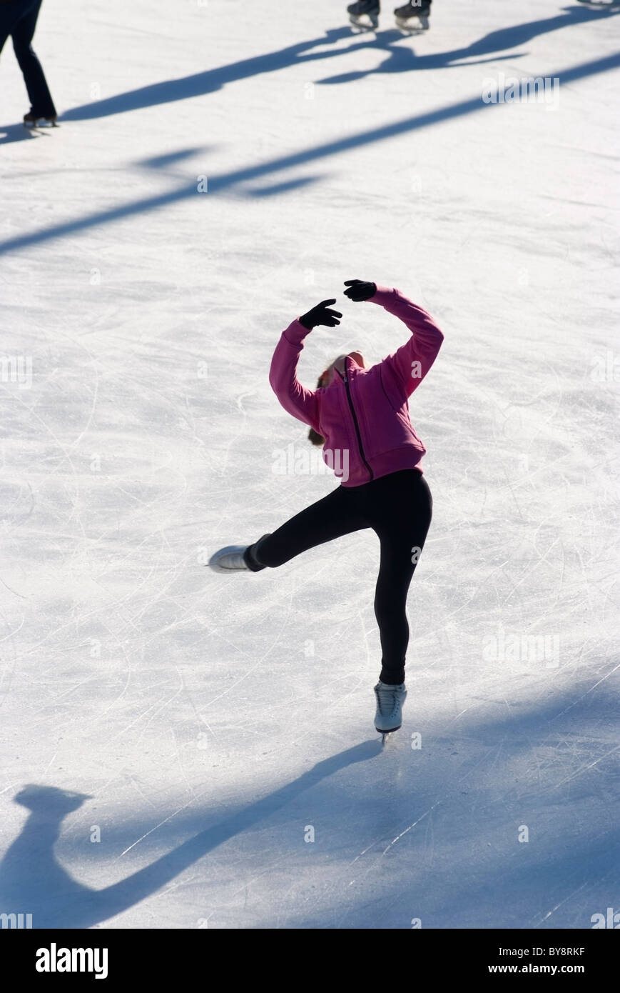 Jeune femme, patineuse artistique faisant un dos cambré à la Patinoire du parc nord à Allison Park près de Pittsburgh, PA Banque D'Images
