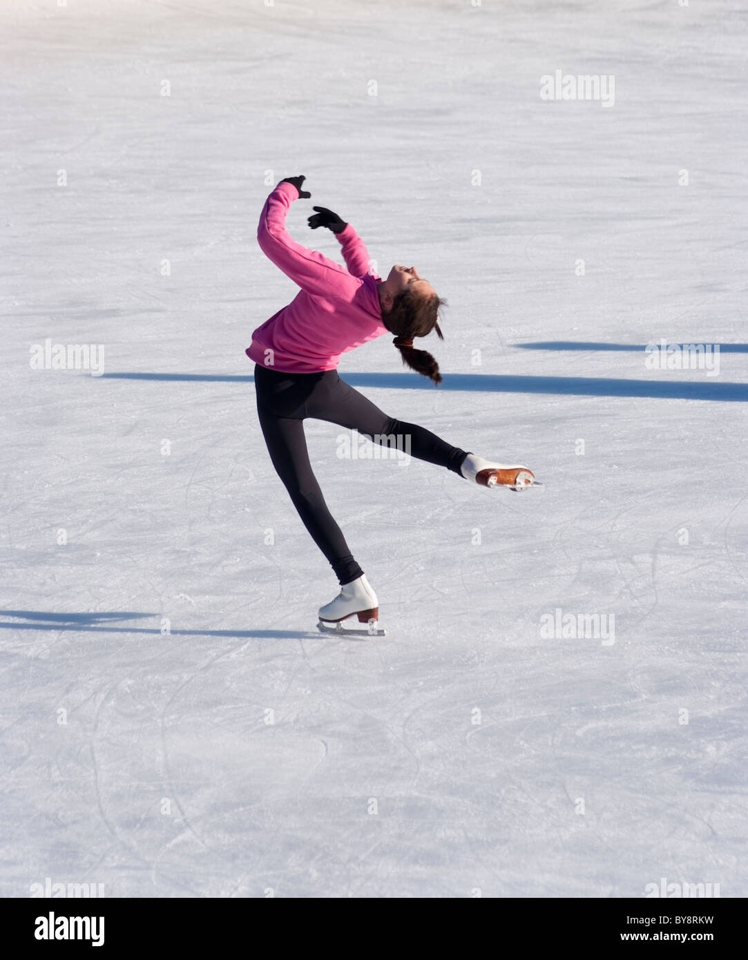 Jeune femme, patineuse artistique faisant un dos cambré à la Patinoire du parc nord à Allison Park près de Pittsburgh, PA, USA Banque D'Images