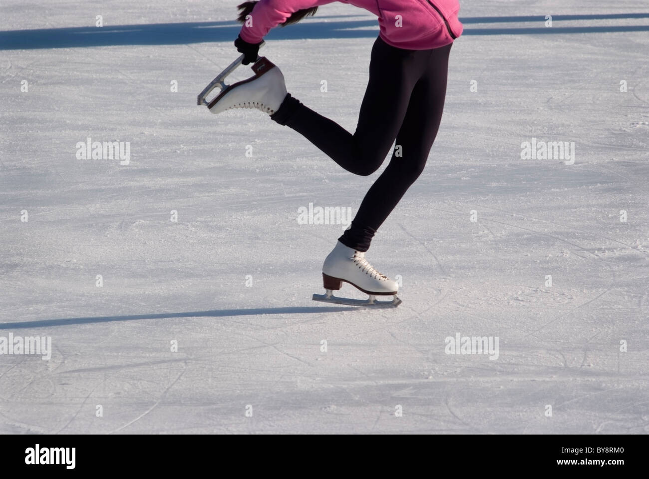 Jeune femme, patineuse artistique à partir d'une rotation à la haircutter North Park Patinoire à Allison Park près de Pittsburgh, PA Banque D'Images