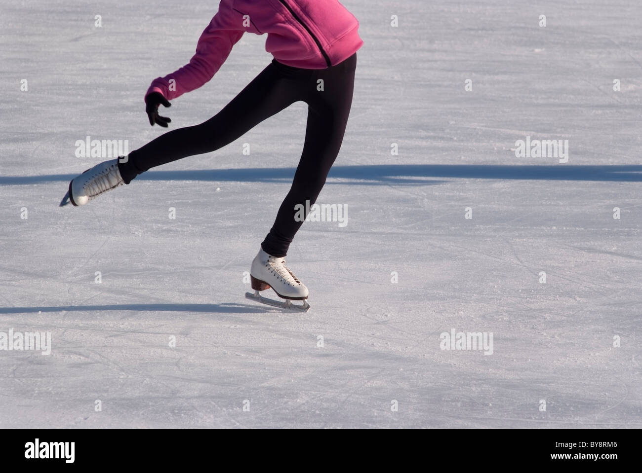 La patineuse artistique féminine la pratique d'un côté, tournent à la Patinoire du parc nord à Allison Park près de Pittsburgh, PA Banque D'Images