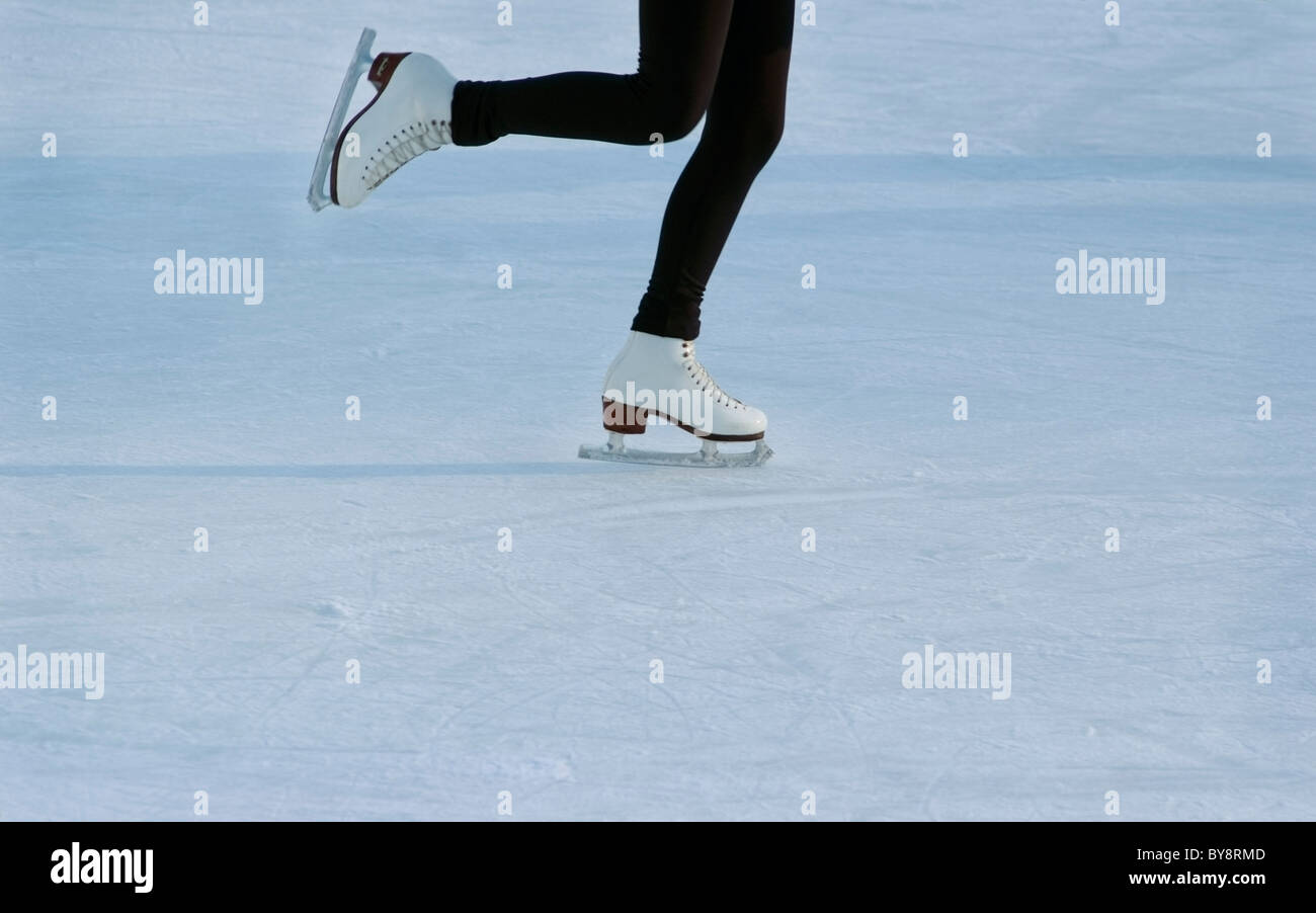 Les jeunes femmes pratiquant la patineuse artistique au parc de jambes Nord Patinoire près de Pittsburgh, PA, USA Banque D'Images
