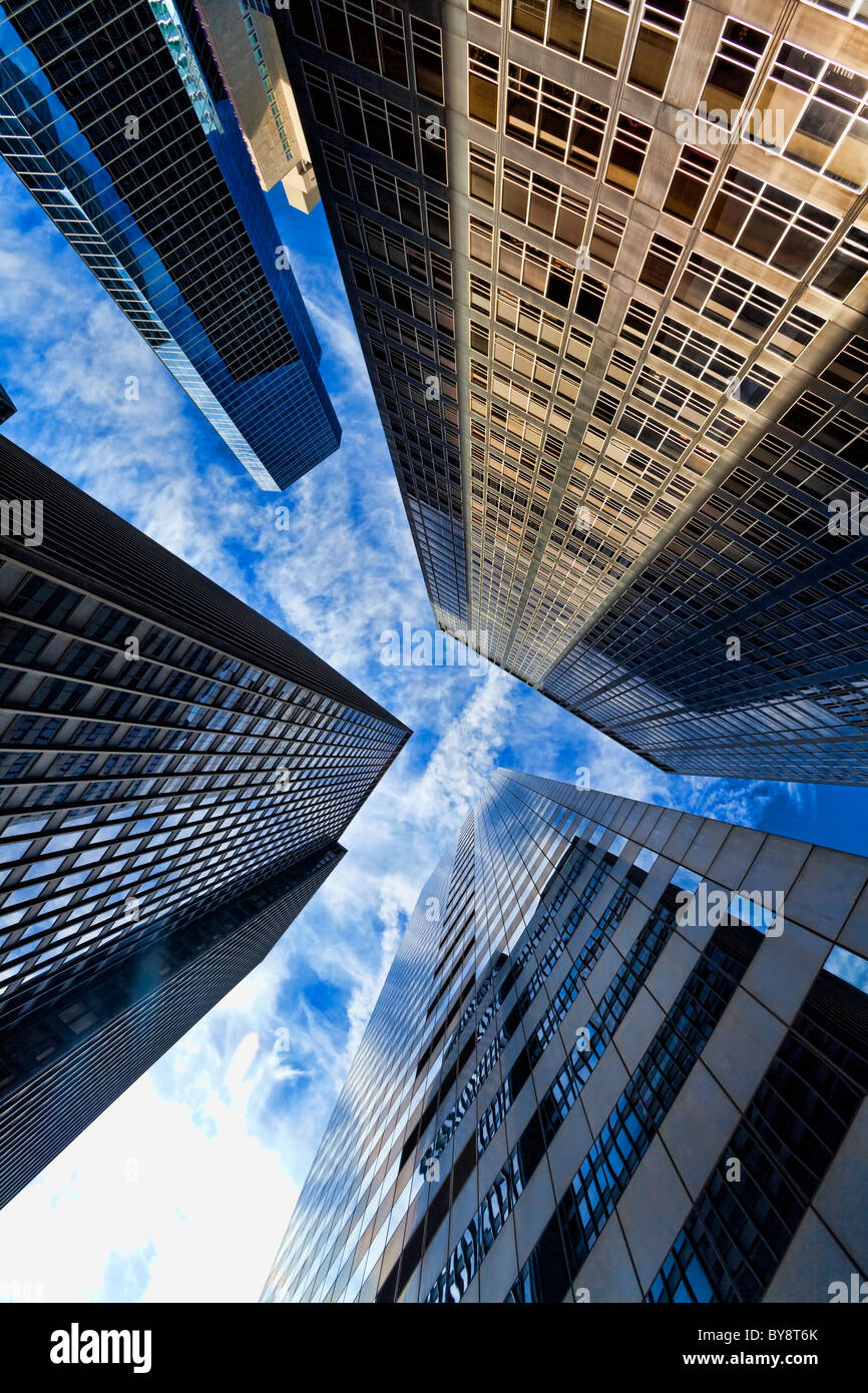 Photographie HDR de l'extérieur d'un bâtiment moderne bureau ville gratte-ciel d'atteindre dans un ciel bleu avec des nuages Banque D'Images