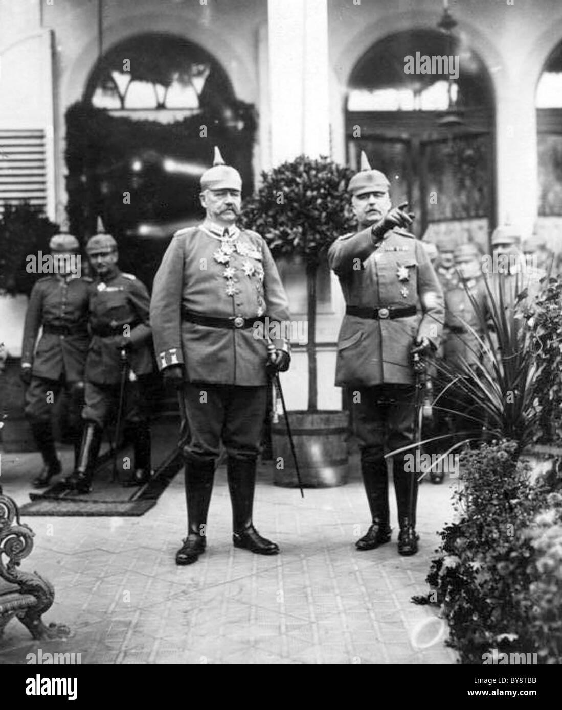 PAUL von Hindenburg (à gauche) avec ses collègues de la PREMIÈRE GUERRE MONDIALE, le général allemand Erich Ludendorff à l'état-major de l'armée allemande dans la région de Bad Kreuznach vers 1915 Banque D'Images