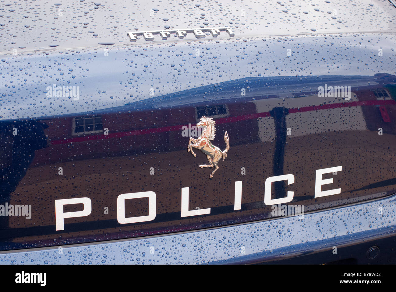 Le coffre d'une 2007 Ferrari 612 Scaglietti voiture de police à Goodwood Festival of Speed à l'état humide journée d'été. Banque D'Images