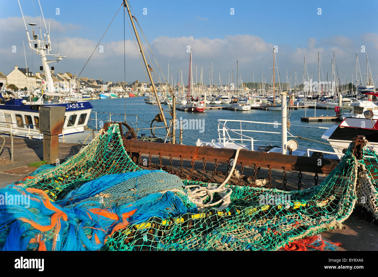 Filets de pêche colorés sur le port de Saint-Vaast-la-Hougue, Normandie, France Banque D'Images