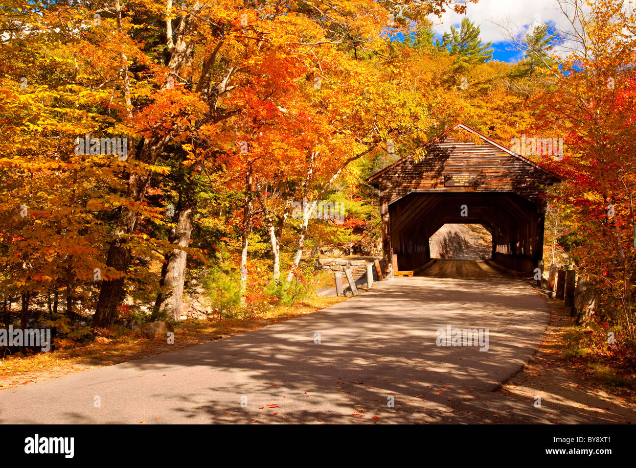 À l'automne pont couvert d'Albany Albany, New Hampshire, USA Banque D'Images