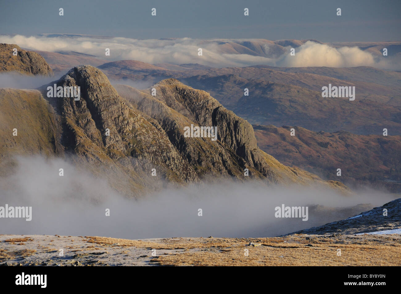 Langdale Pikes au-dessus du nuage dans le Lake District Banque D'Images