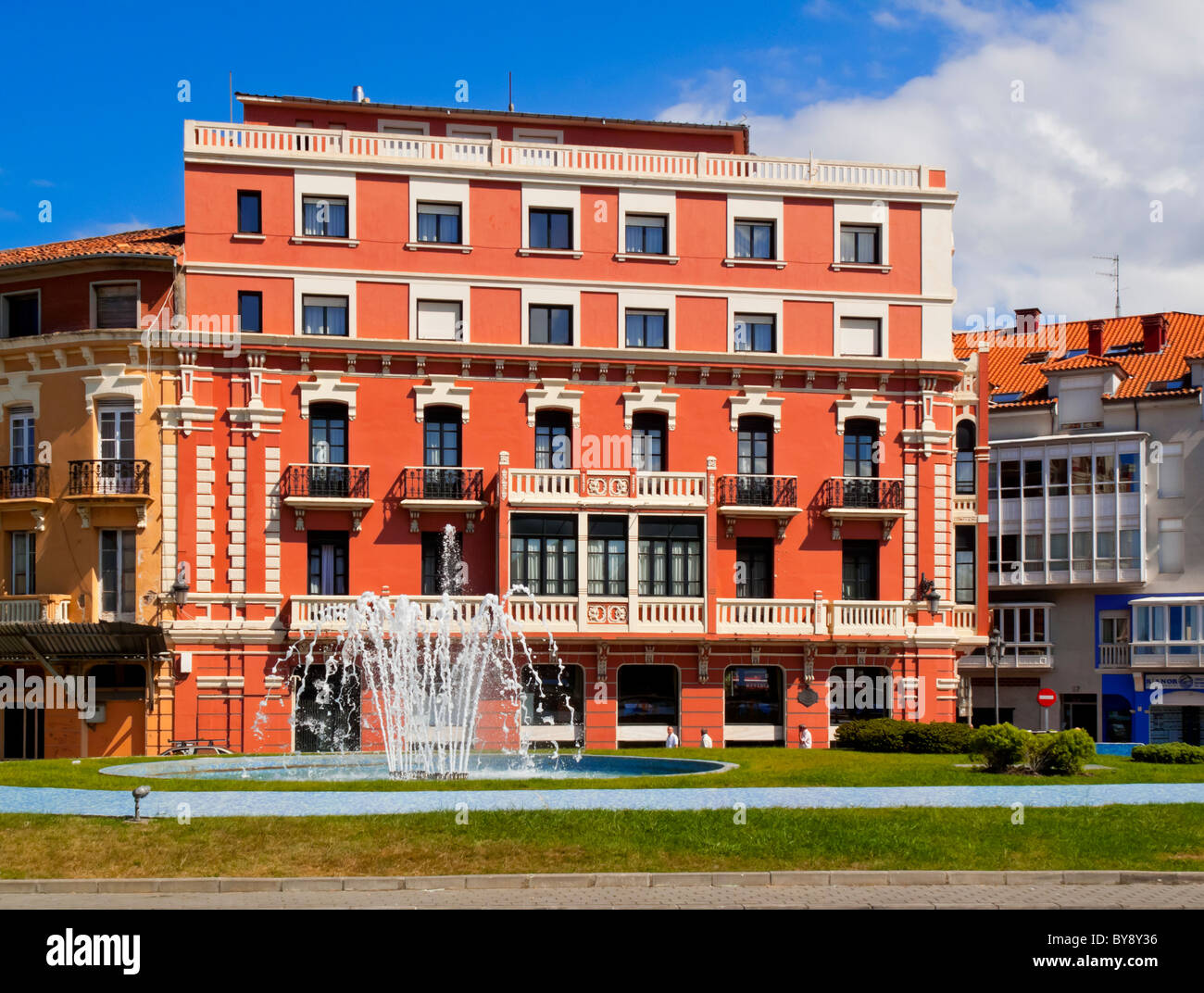 Bâtiment typique en Ribadesella une ville sur la côte est des Asturies au nord de l'Espagne avec de nombreux grands bâtiments Banque D'Images