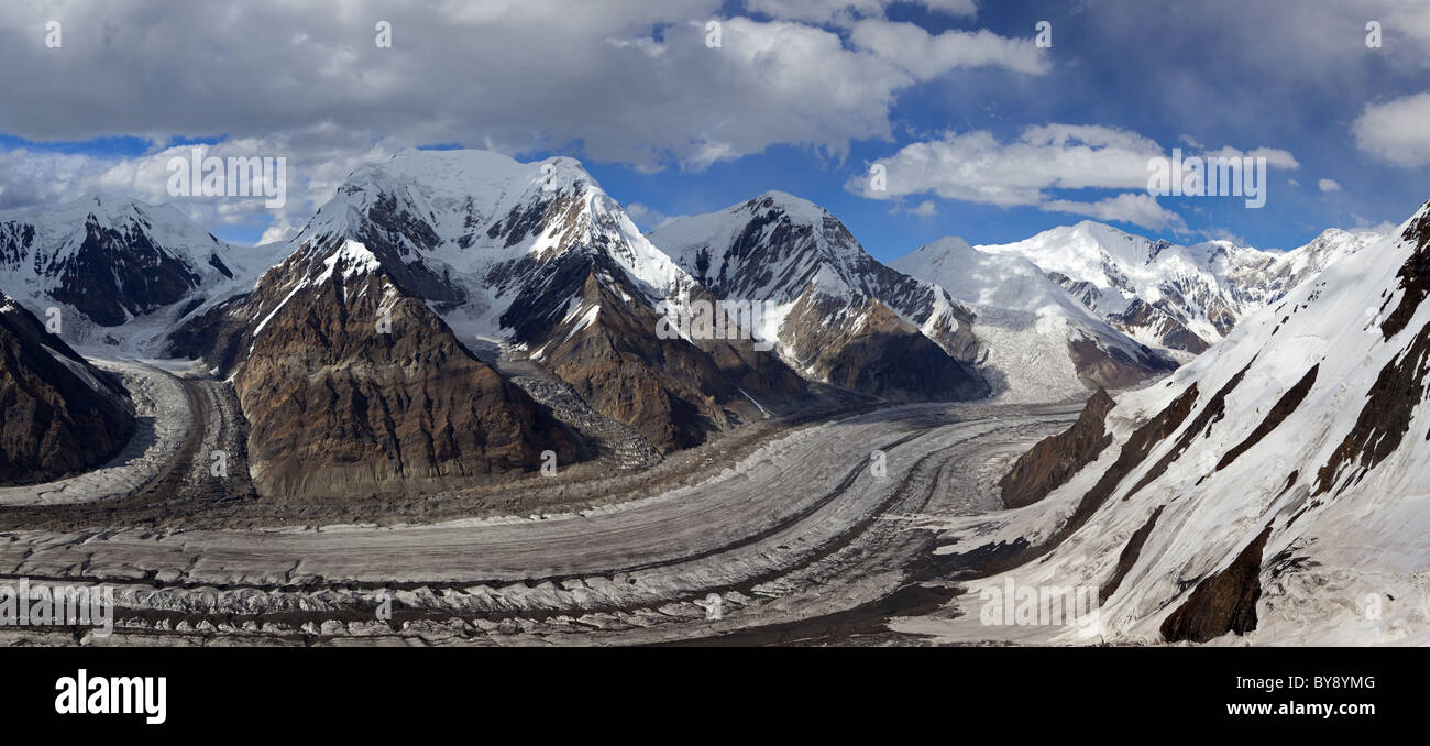 Glacier Inylchek Nord vue panoramique à partir de la montagne de Khan  Tengri, crête des montagnes du Tian Shan, au Kazakhstan Photo Stock - Alamy