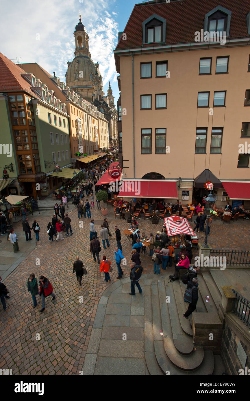 Rue de boutiques et cafés, menant à l'église Frauenkirche à Dresde, Saxe, Allemagne, Europe Banque D'Images