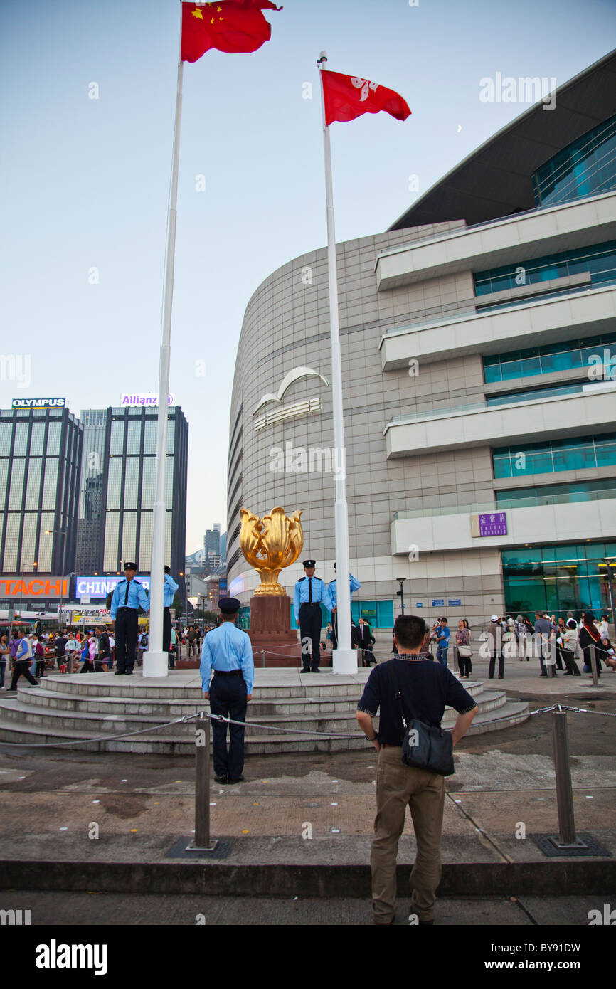 La fleur de bauhinia Golden Bauhinia est l'emblème de Hong Kong. L'abaissement de l'affichage du drapeau par la force de police tous les jours Banque D'Images