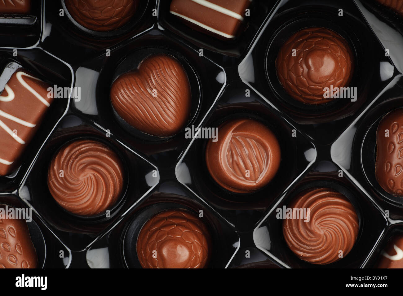 Boite de chocolats au lait sur le tableau blanc. Banque D'Images