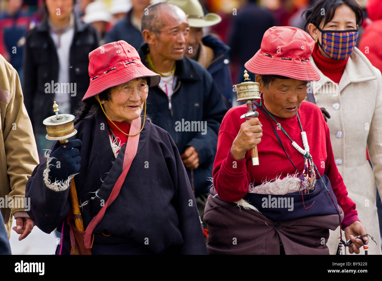 Deux vieilles femmes tibétaines pélerins avec bonnets rouges de tourner les  roues de prière dans le quartier du Barkhor, Lhassa, Tibet. JMH4472 Photo  Stock - Alamy