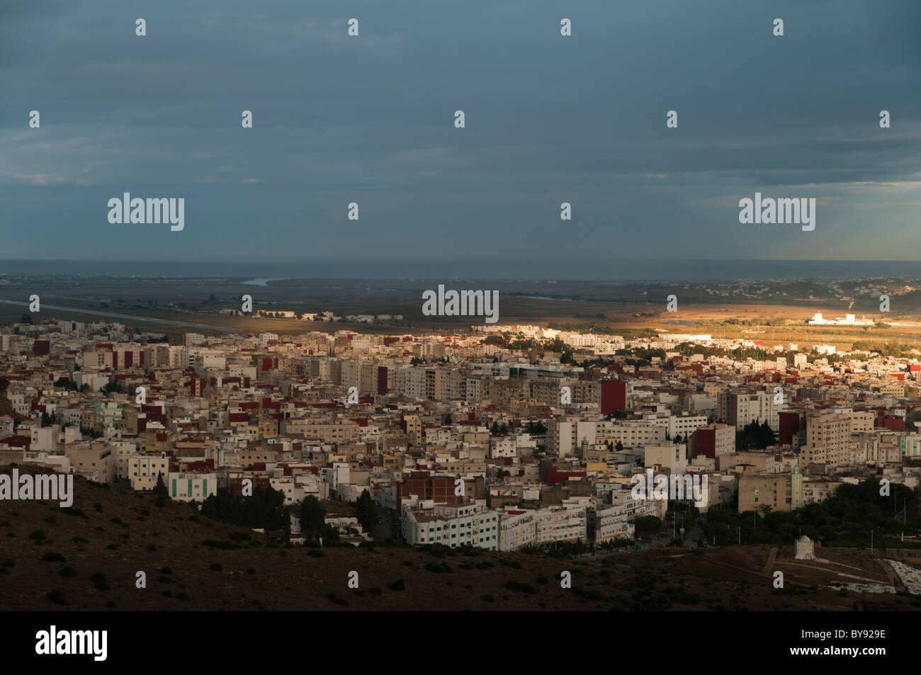Avis de tempête de Tétouan (Maroc) à la fin de soirée avec de gros nuages et l'aube des lumières. Banque D'Images