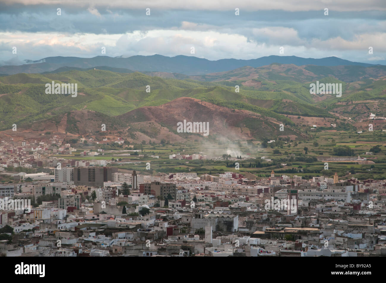 Avis de tempête de Tétouan (Maroc) à la fin de soirée avec de gros nuages et l'aube des lumières. Banque D'Images