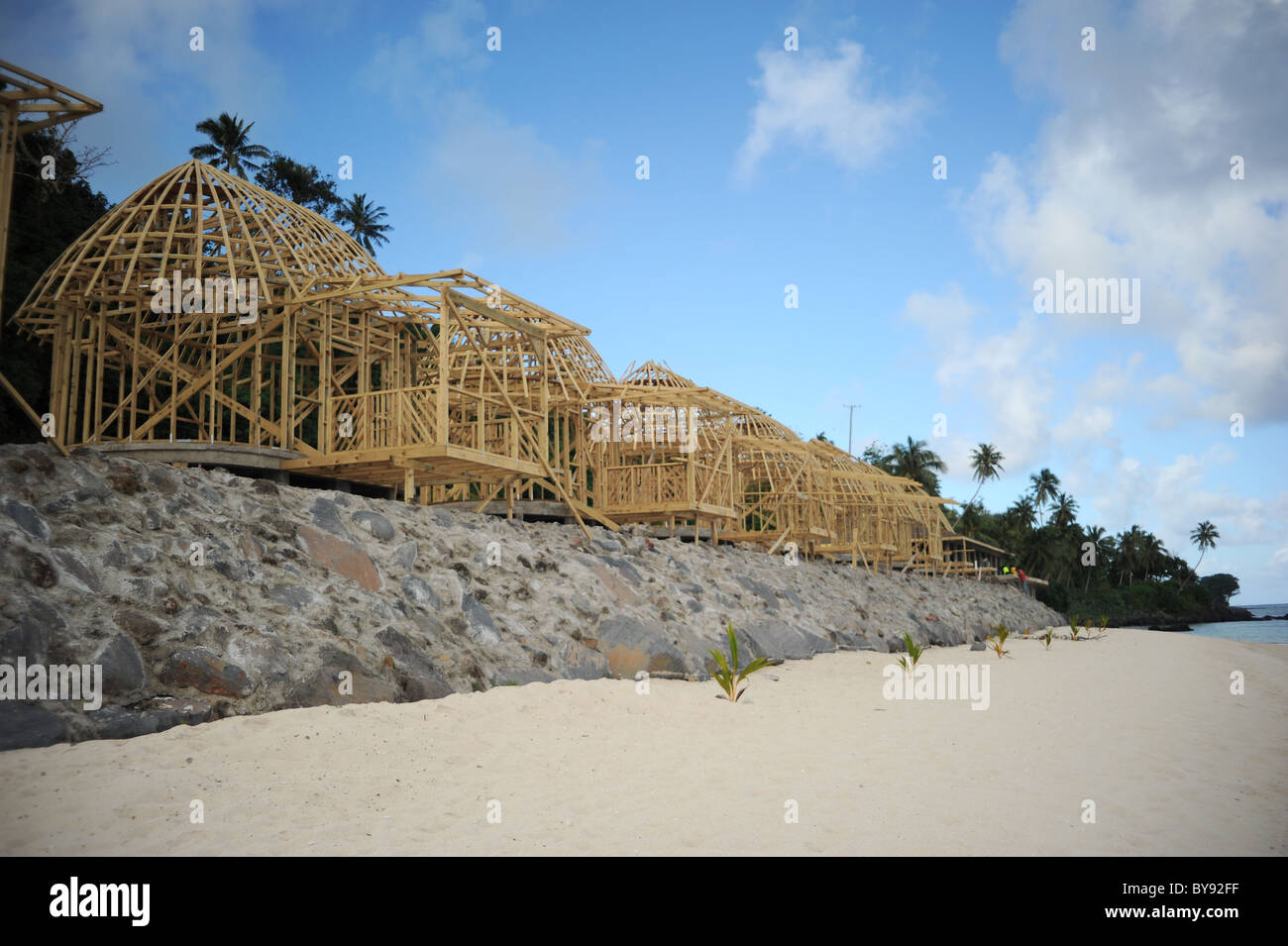Taufua Fales en construction sur plage de Lalomanu après la destruction du tsunami, Western Samoa, Polynésie Française Banque D'Images