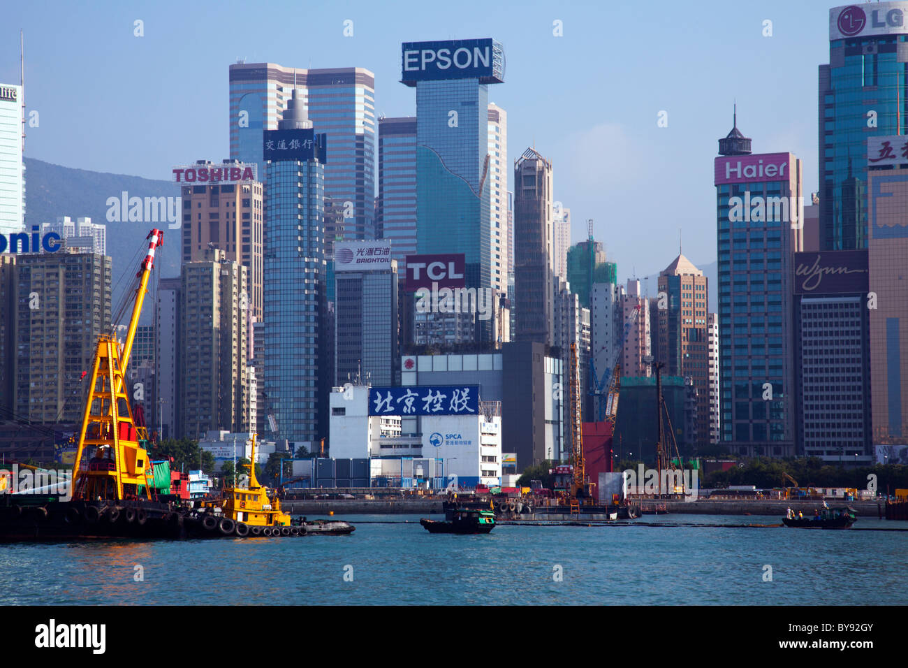 L'horizon de Hong Kong dans la journée montrant géants électrique LG, Toshiba et epson le bâtiment aussi whynn Banque D'Images