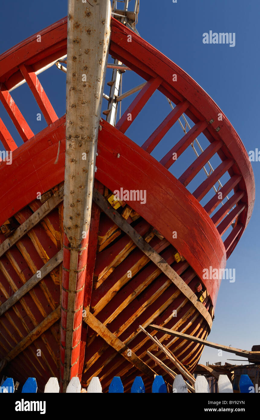 Bateau en bois rouge en construction au port d'Essaouira au Maroc Banque D'Images