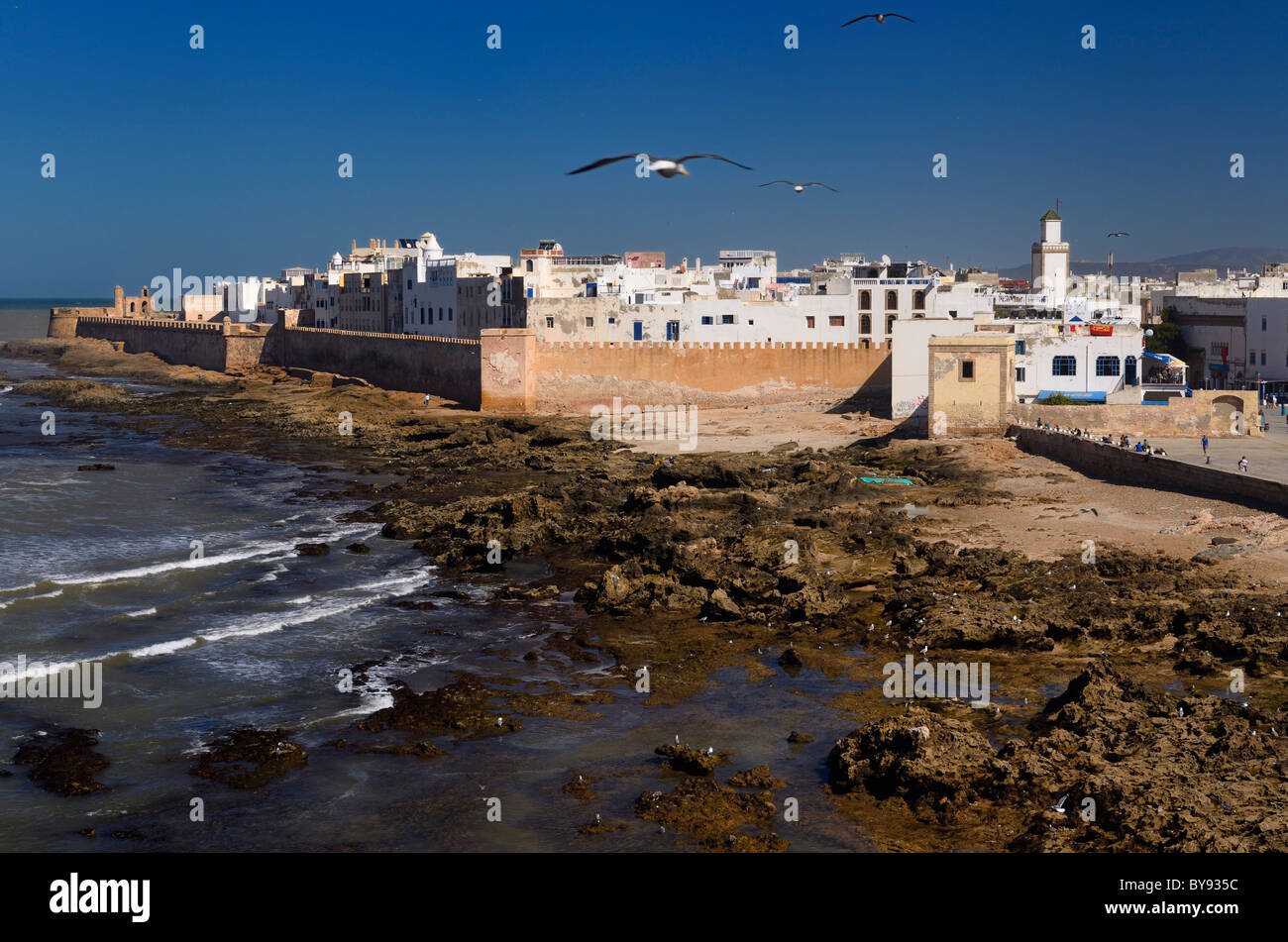 Côte de l'Atlantique nord et le bastion et remparts d'essaouira maroc vue à partir de la Sqala du port Banque D'Images