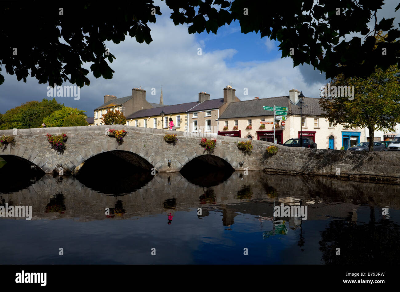 Pont sur la Rivière Carrowbeg, courant à travers le Mall, Westport, Comté de Mayo, Irlande Banque D'Images