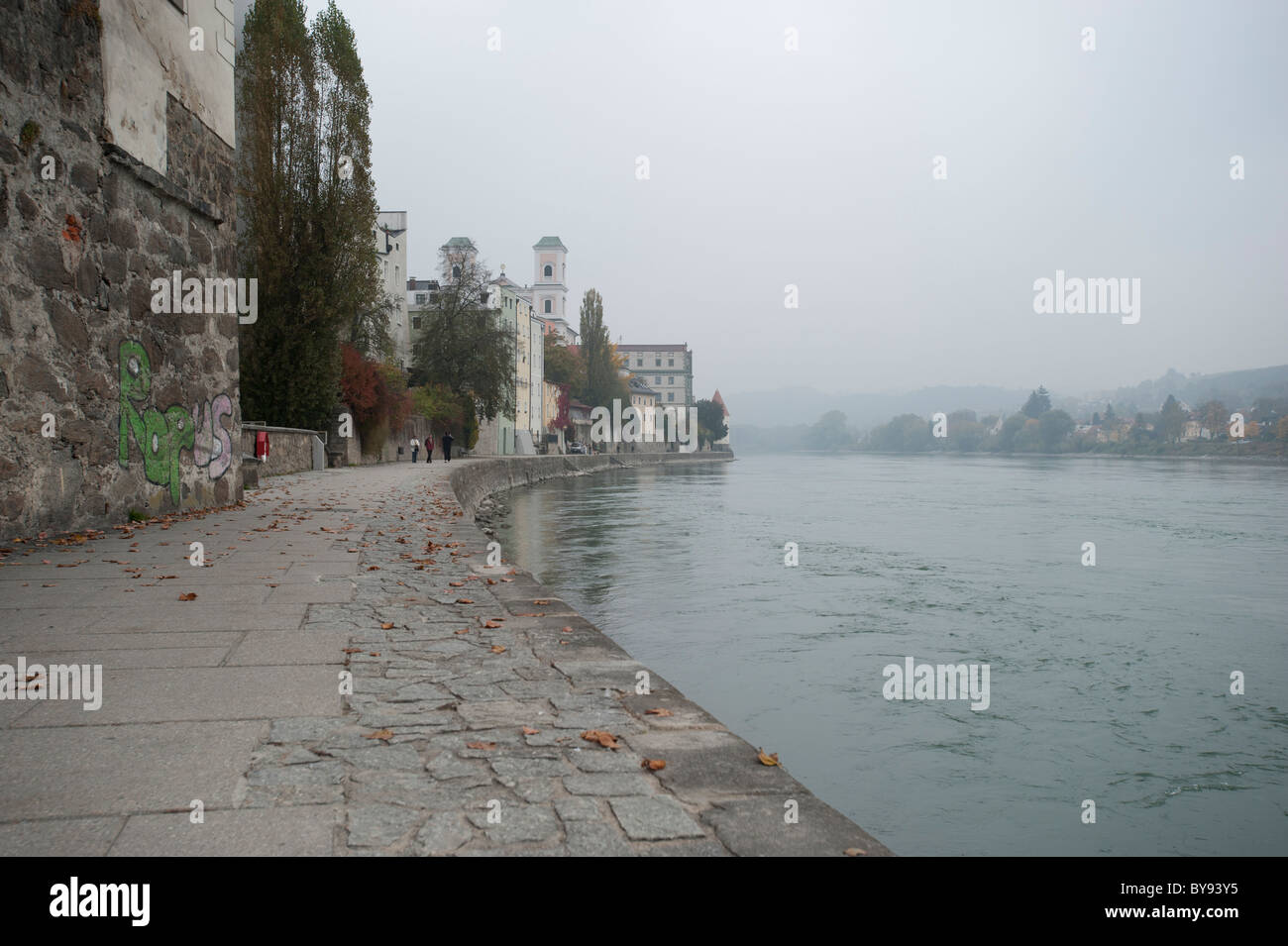 Promenade le long de la rivière Inn, Passau, Bavière, Allemagne, Europe Banque D'Images