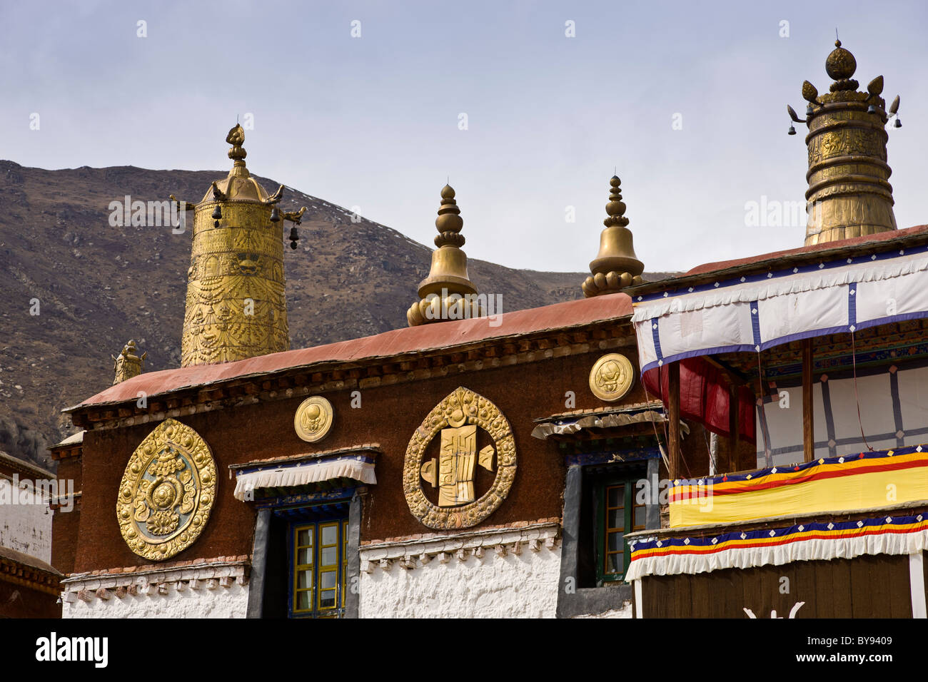 Ornements de toit au monastère de Drepung, à Lhassa, au Tibet. JMH4545 Banque D'Images