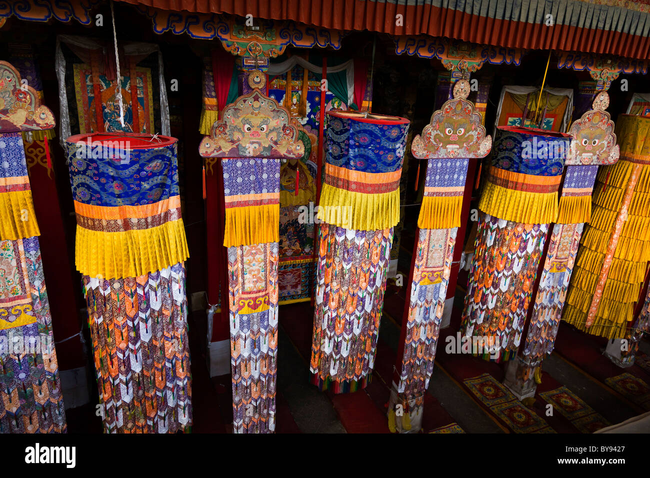 Décorations suspendues dans la salle de prière au monastère de Drepung, à Lhassa, au Tibet. JMH4549 Banque D'Images