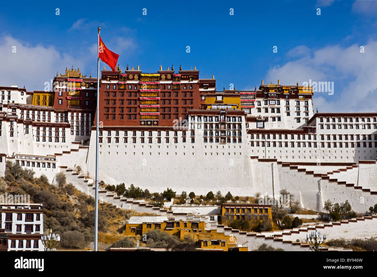 République populaire de Chine drapeau à l'avant du Palais du Potala, Lhassa au Tibet. JMH4558 Banque D'Images